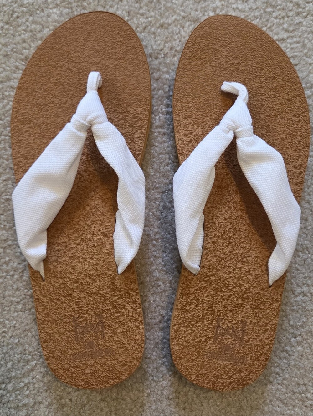 KuaiLu Women’s White Fabric Strap Flip Flop Sandals - Classic Casual
